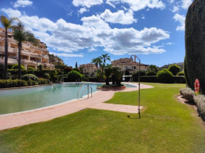 Fantástico apartamento rodeado de Golf con piscina, Benahavis